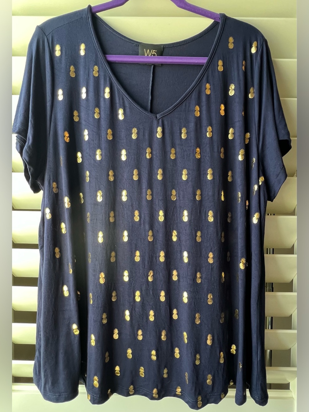 W5 1X NEW NO Tags Navy V-Neck Top with Gold Pineapple Foil